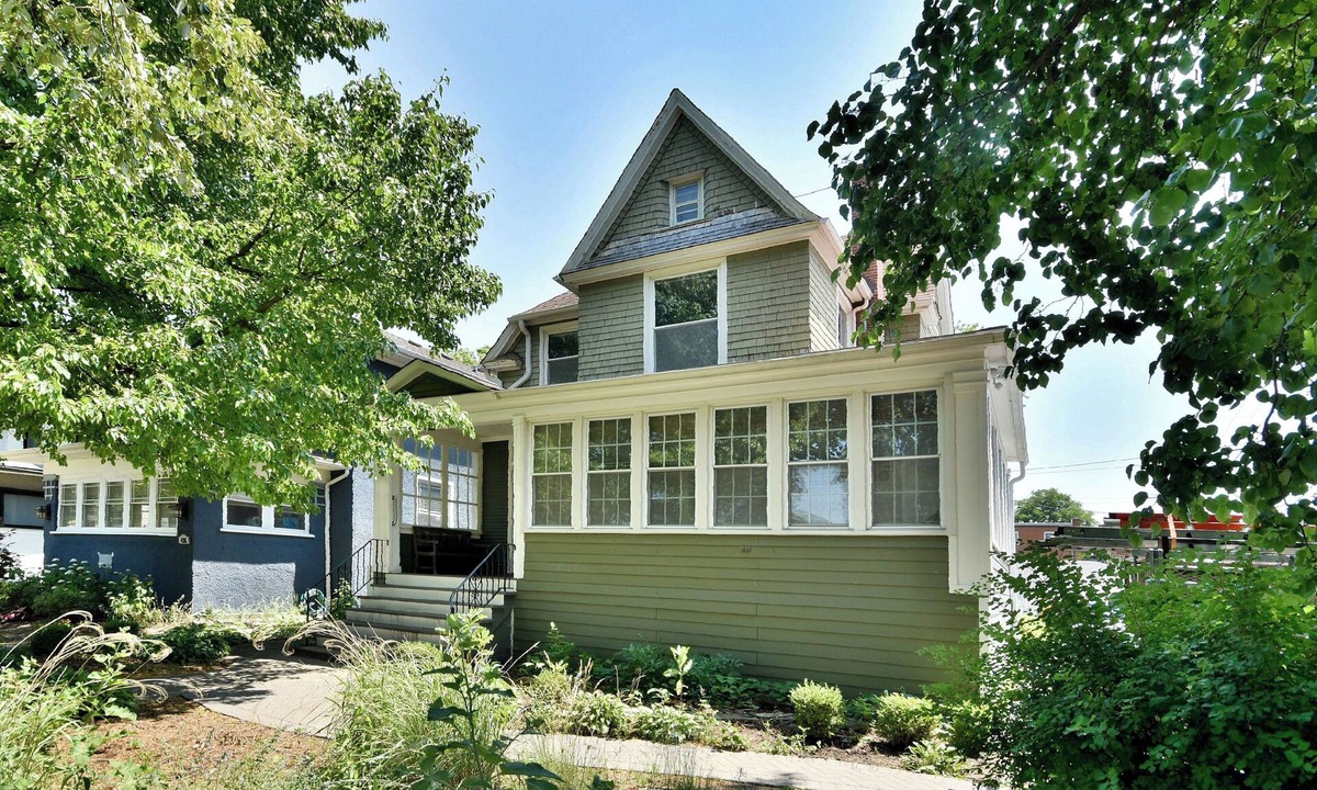 Oak Park House | 8 Bedrooms, 3 Full Bathrooms, 2 Kitchens and 2 Parking Spaces