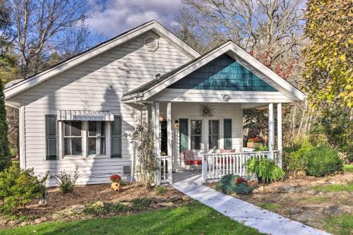 Newland House | 8 Mi to Sugar Mtn! Cozy Cottage w/Fire Pit