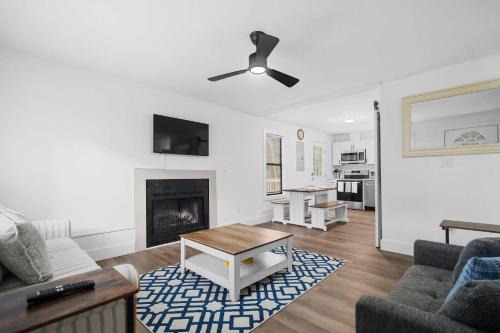 Chapel Hill House | 8 Minutes to UNC - Outdoor Deck - Washer and Dryer
