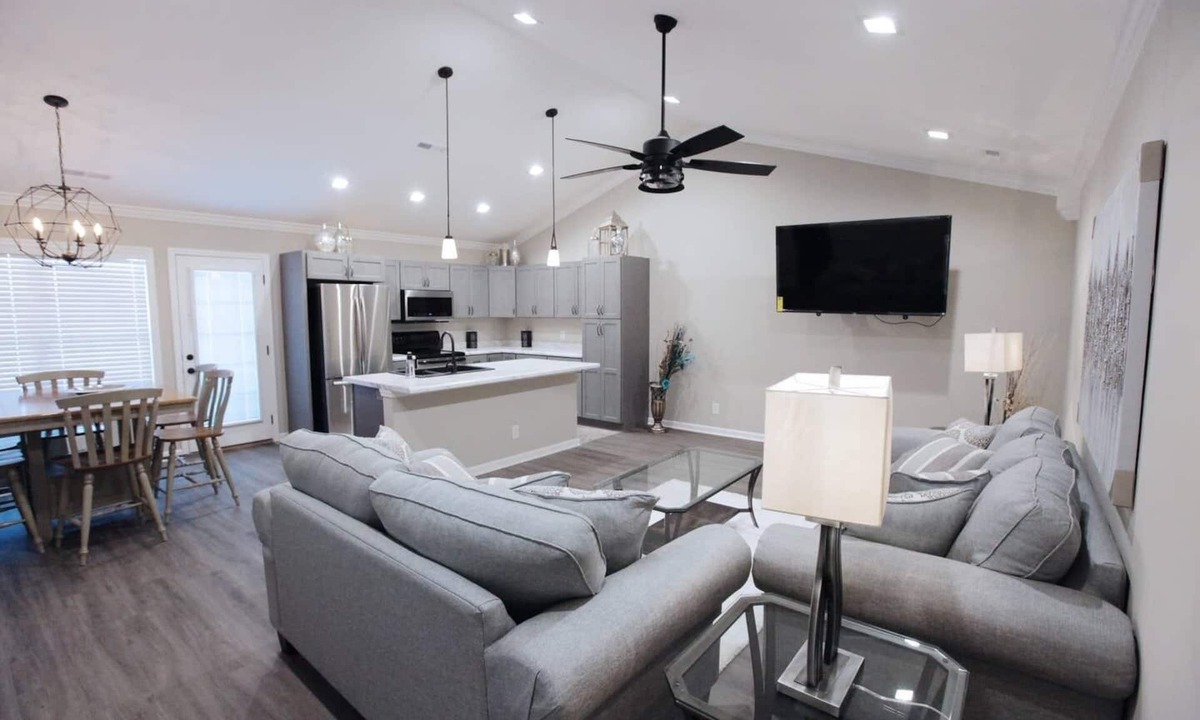 Ashley Oaks House | 8039 Beautiful *New Construction* 20 mins to UT