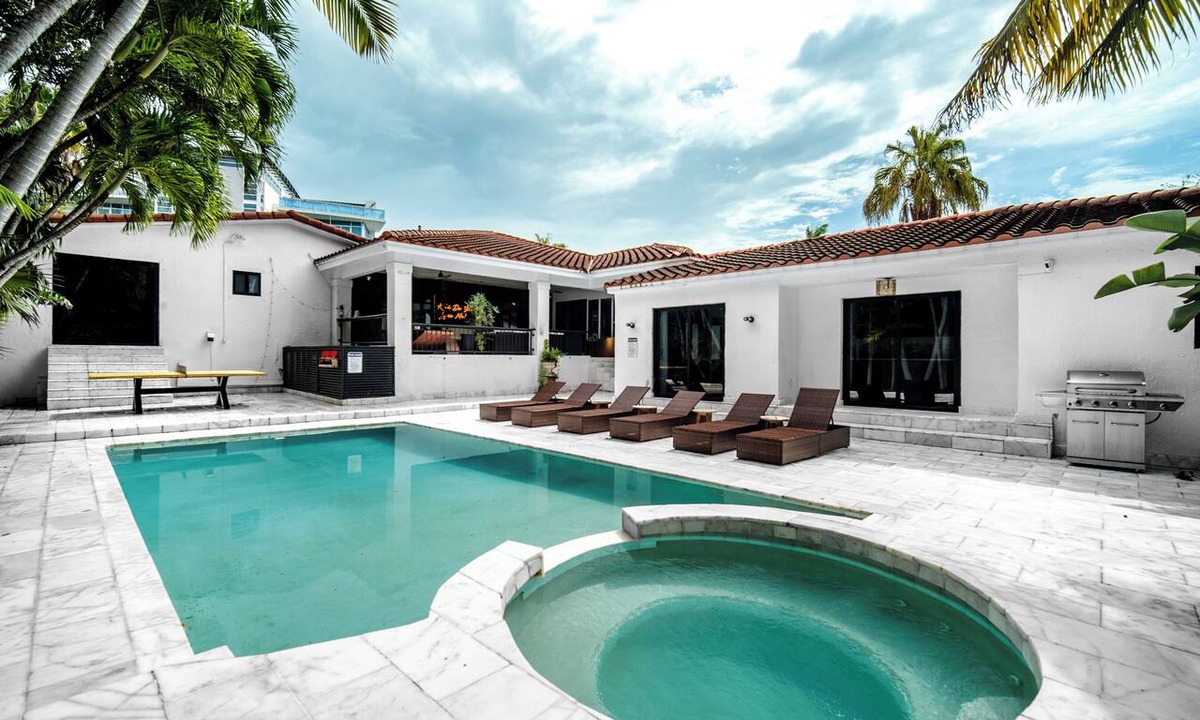 Bryant House | 8BR Near Kiki on the River, Cinema, Pool, Gym, BBQ