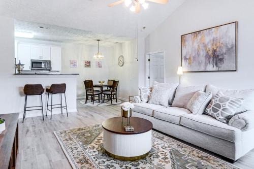 Fayetteville House | 9 Mi to Dtwn Fayetteville: Condo w/Pool Access!