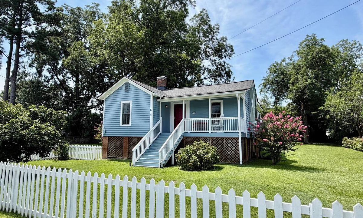 Washington Cottage | A Beautifully Kept Historic Retreat, Walking Distance to Downtown