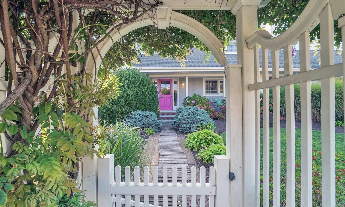 Mantoloking House | A Charming 4 BR Home, King Suite Out-door deck, Pet Friendly!