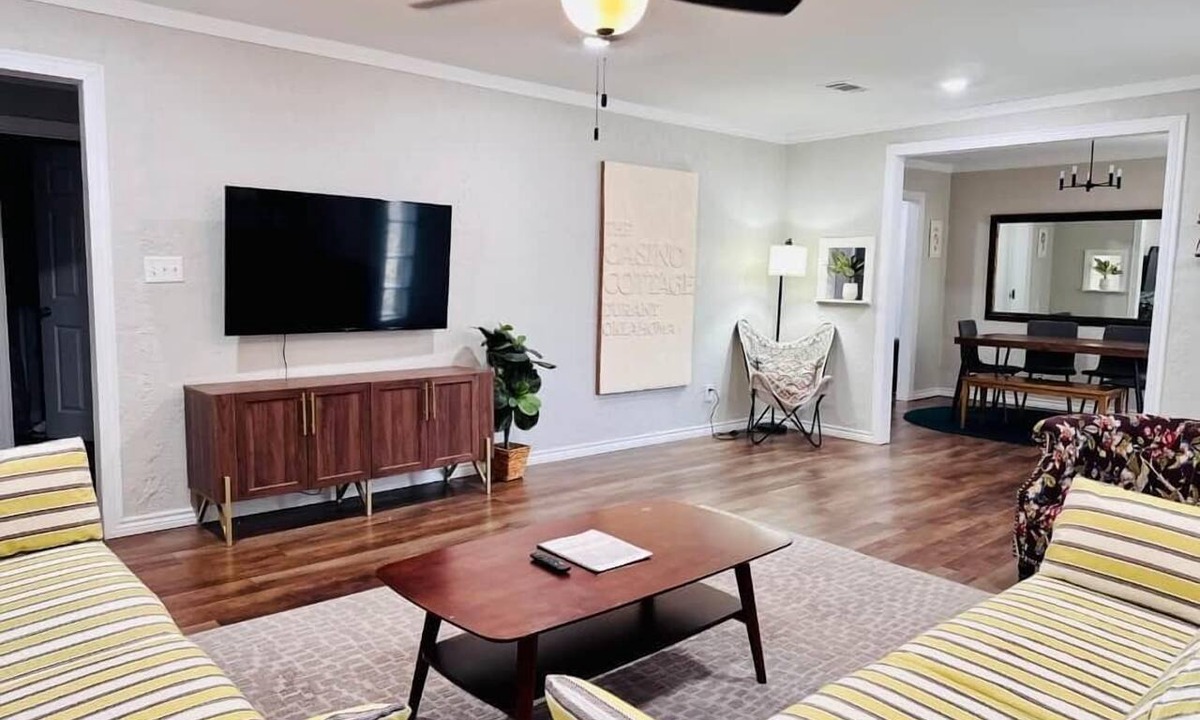 Durant House | A lucky cottage 4mi to Casino! Sleeps 6, desks in every room + pet friendly!