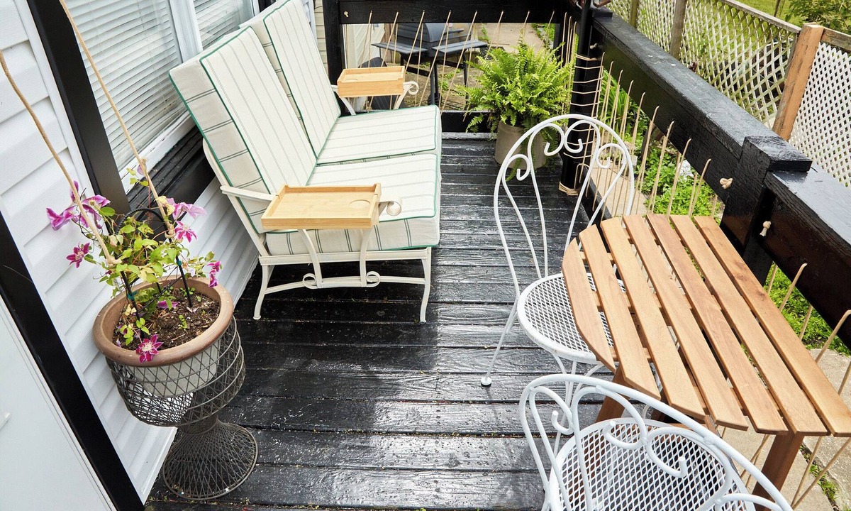 Queens House | A serene 2 Bdrm bungalow just one block from the beach, just off the beaten path
