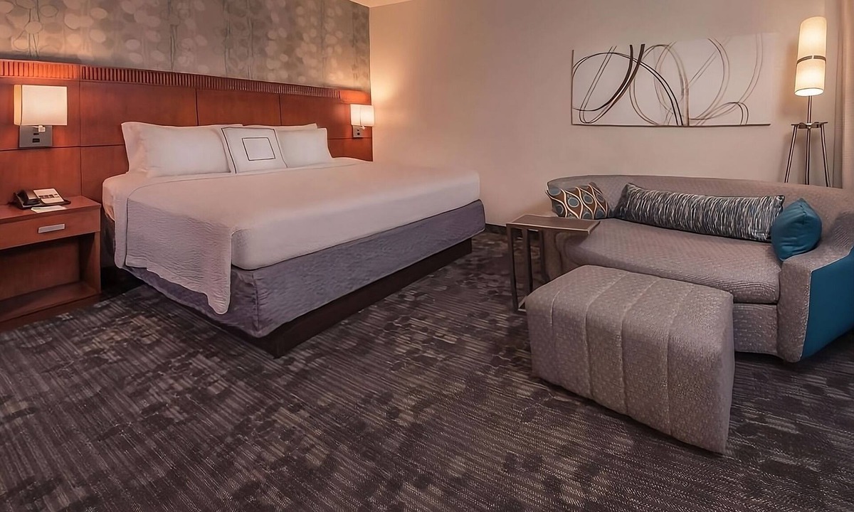 Rosslyn Hotel | A Short Drive to Tomb of the Unknowns! 4 Units w/Parking & Onsite Starbucks!