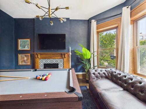 Wrigleyville House | Addison Art Deco Manor Garage