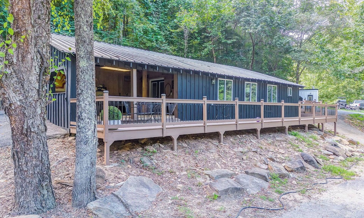 Talking Rock Cabin | Adorable 1-bedroom creek front cabin in Talking Rock.