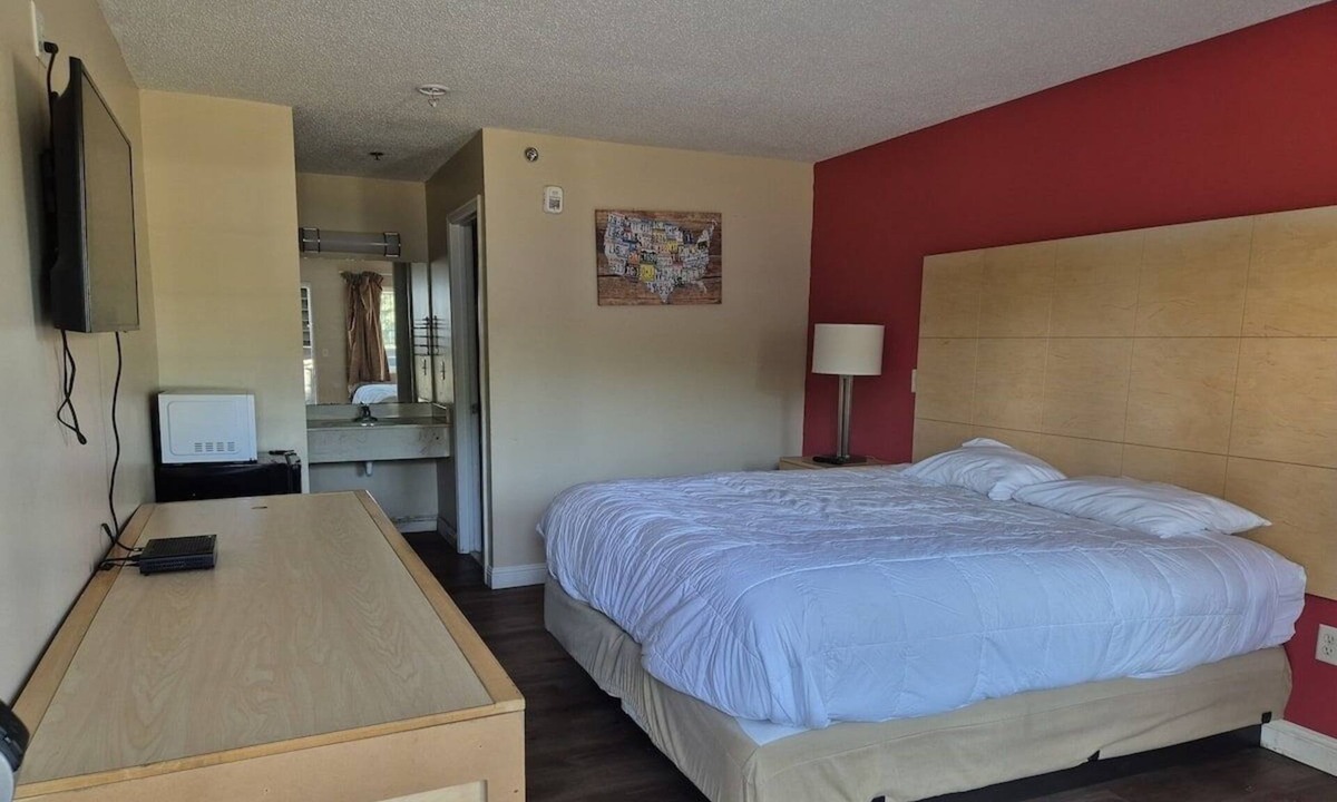 Chickamauga Hotel | Affordable King Room w/Quiet Stay Near Chickamauga Attractions