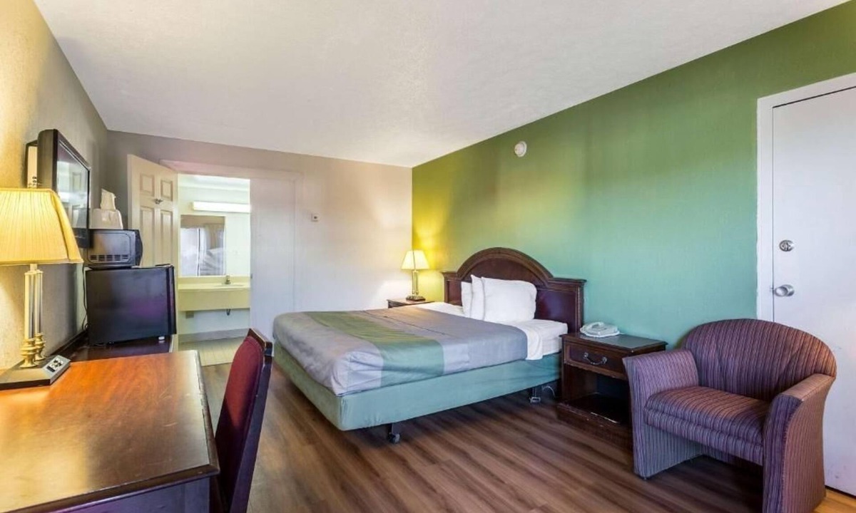 Edgewood Hotel | Affordable Room w/Excellent Location Off I-95