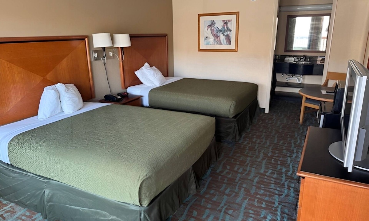 Harriman Hotel | Affordable Room with Free Parking & Breakfast, Near Shops and Attractions