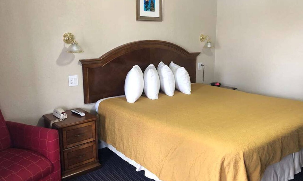 Harrisonville Hotel | Affordable Stay | Knights Inn Harrisonville | Central Harrisonville Location