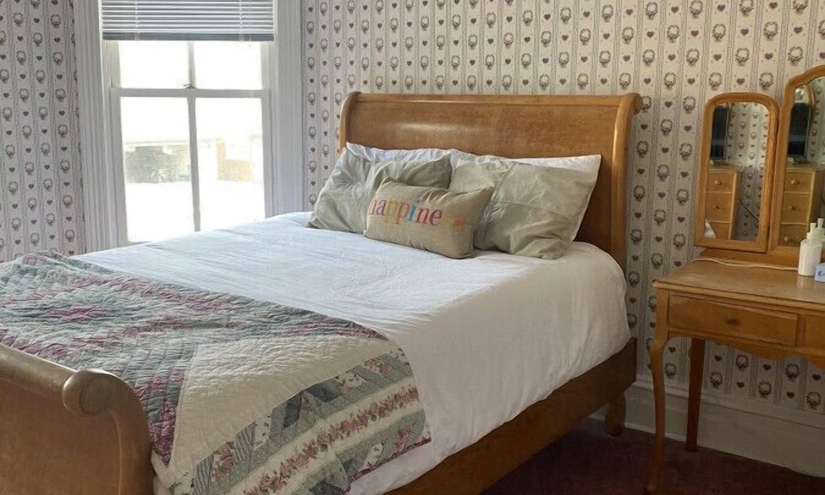 Wabasha Hotel | AH #2 · AH #2 Queen Suite w/Jacuzzi
