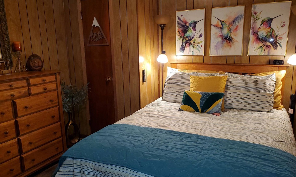 Alcoa House | Airport Mountain Suites - Private Hot Tub + Cozy Cabin Style Near Eats & Brews