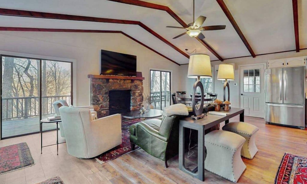 Brevard House | All-seasons Connestee Falls cabin with lake, pool, & athletic courts - fireplace