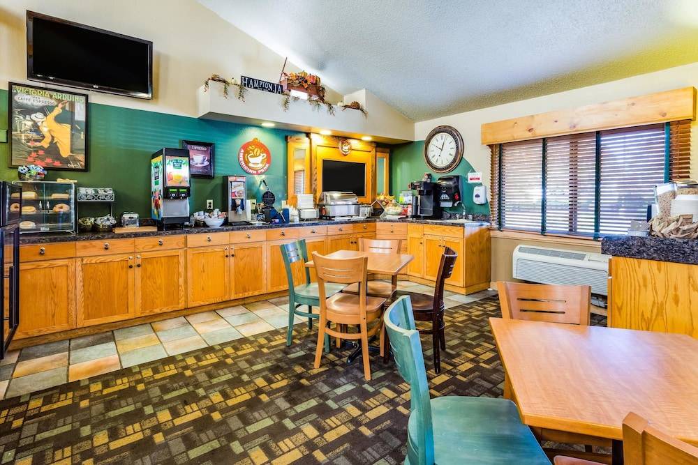 Hampton Hotel | AmericInn by Wyndham Hampton