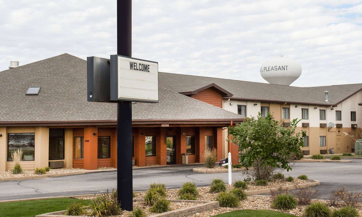 Mount Pleasant Hotel | AmericInn by Wyndham Mount Pleasant