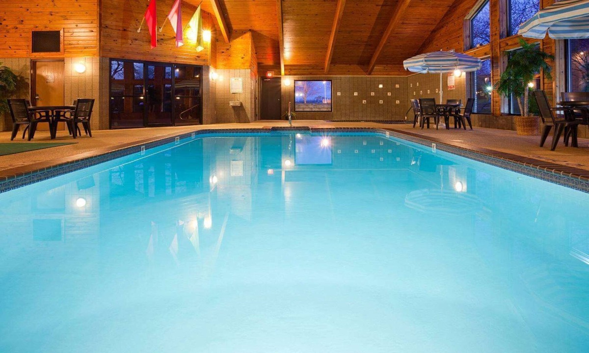 West Burlington Hotel | AmericInn by Wyndham West Burlington