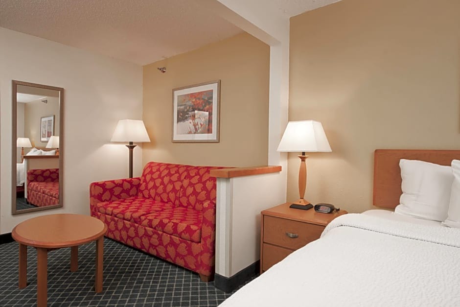 Davenport Hotel | AmericInn by Wyndham Davenport