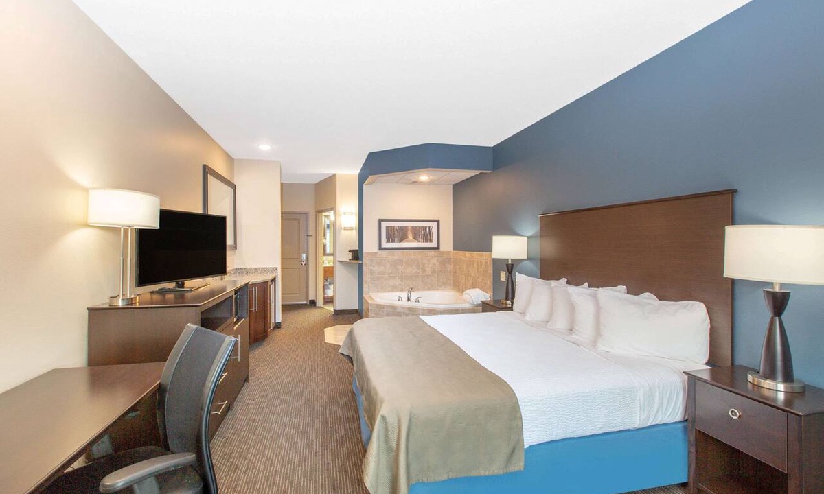 Humboldt Hotel | AmericInn by Wyndham Humboldt