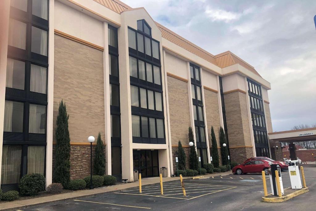 Ellendale Hotel | AmericInn by Wyndham Memphis East