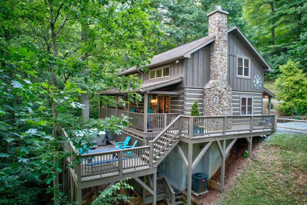 Vilas House | Among The Trees - Valle Crucis Cabin with hot tub Pool Table Pond Fire pit