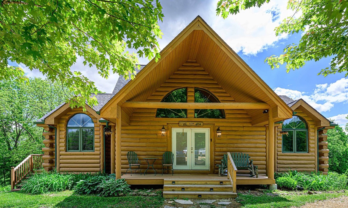Apple River Cabin | Apple Cub Cabin: Hot Tub, Game Room & King Beds & 3 Bathrooms!