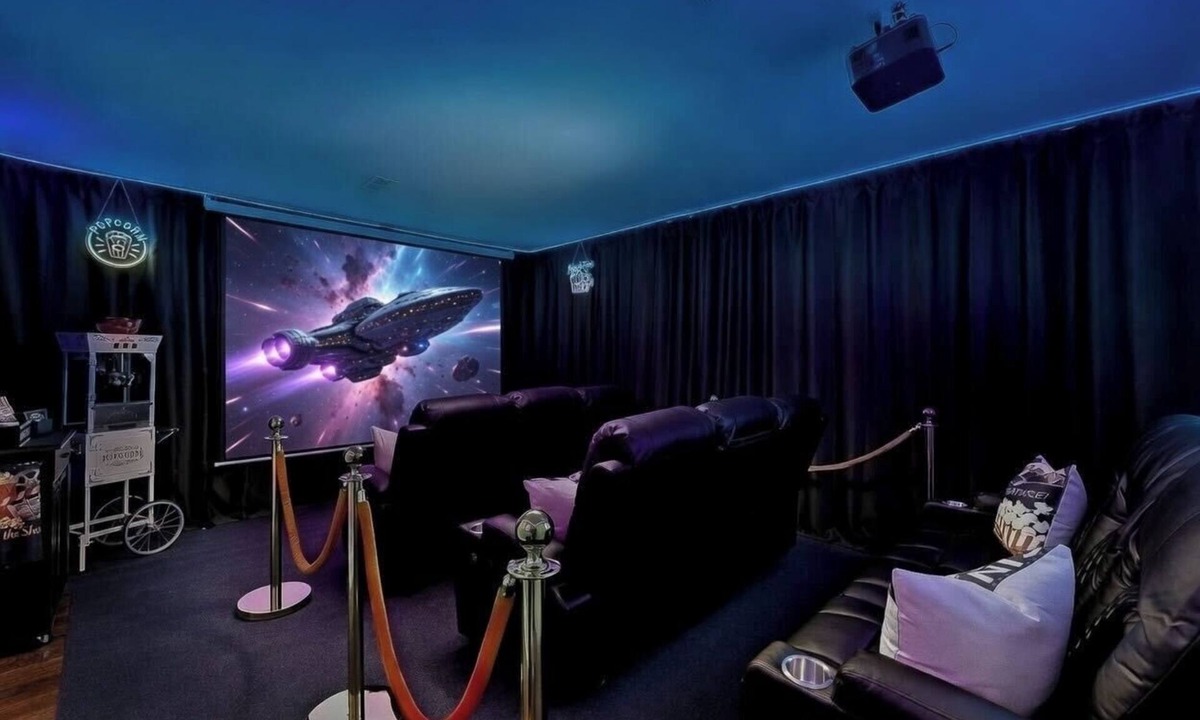 Chicago House | Arcade Theater Gym Office Sleeps 15