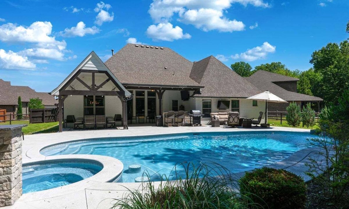 Broken Arrow House | Arrows Resort w/Pool & Spa
