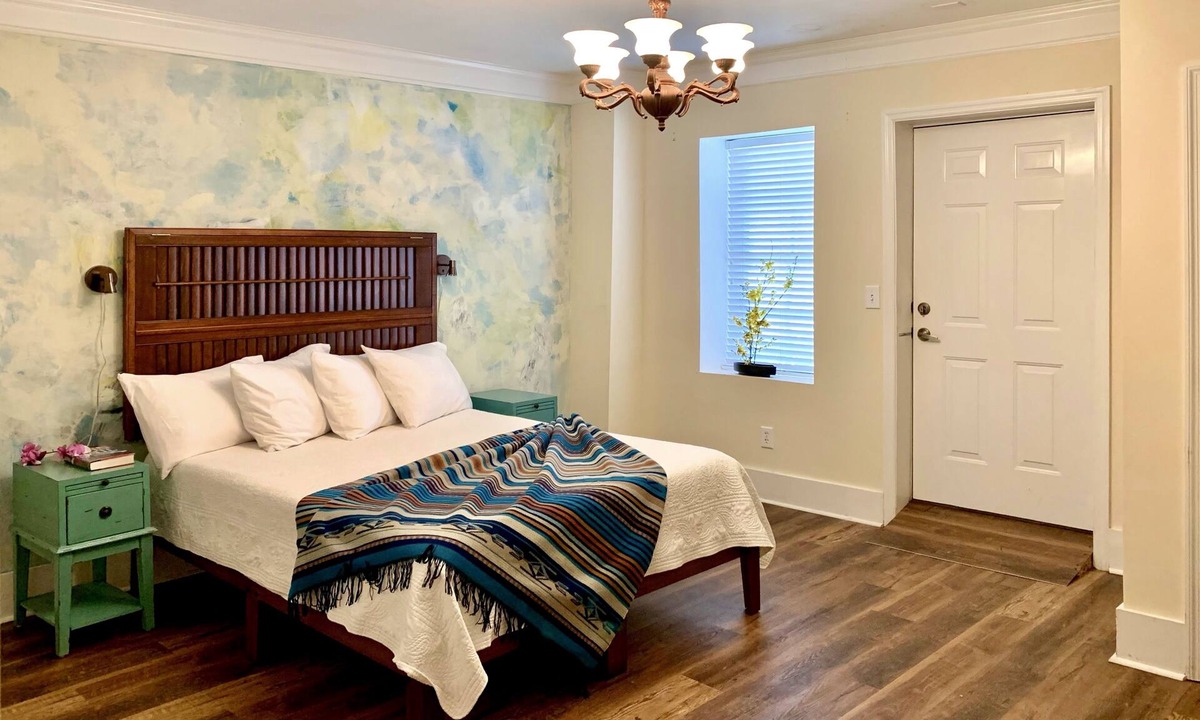 Cowan House | Artsy pet-friendly queen room/historic railroad inn & town.