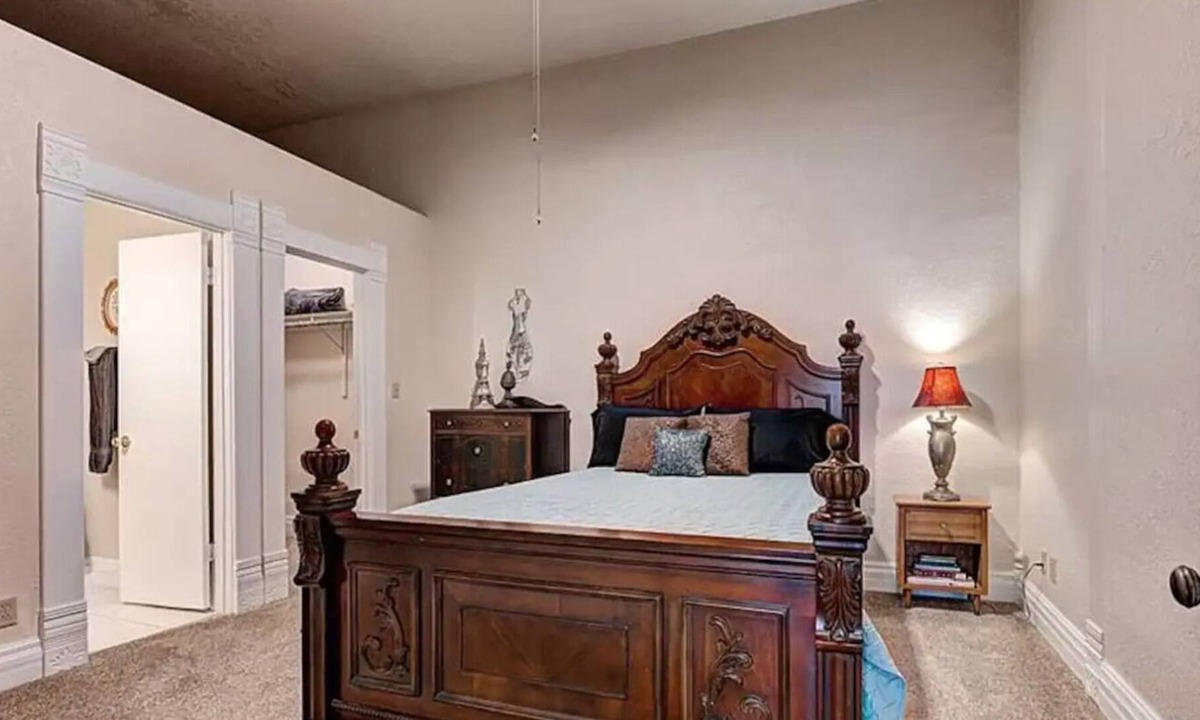 Guthrie Bed & Breakfast | Atomic Loft - Located Above the Tipsy Artist Paint Palace in Guthrie, OK