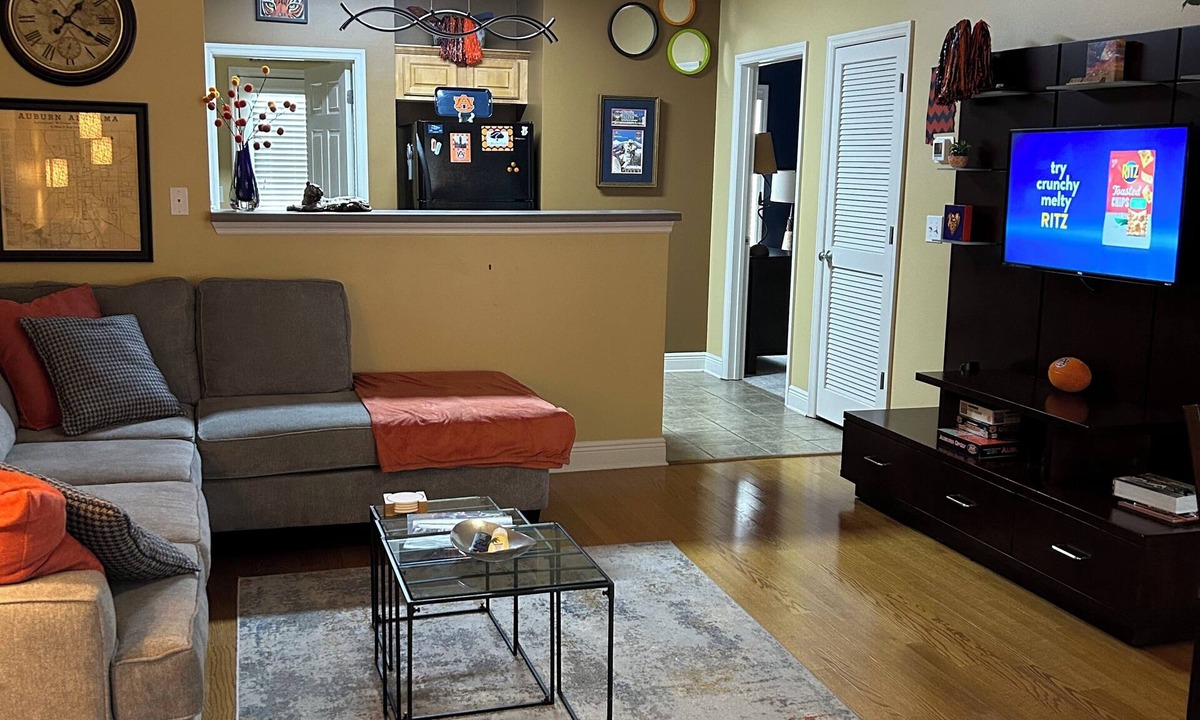 Auburn Condo | Auburn First Floor Condo. Walking Distance To Jordan Hare and Auburn Arena