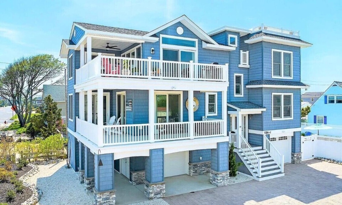 Surf City House | Awesome 5 bed, 5 bath, heated pool - short walk to the beach!