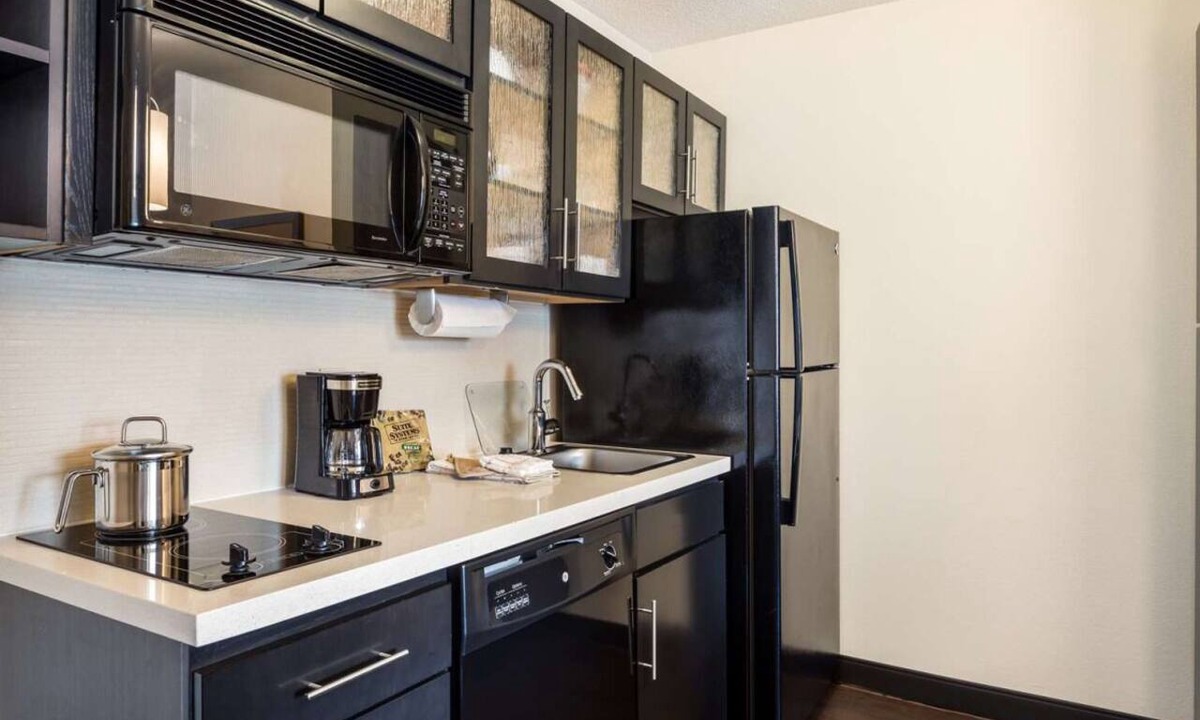 Linthicum Heights Hotel | Baltimore Adventure Awaits! Prime Location, Pets Allowed, Fully Kitchen!