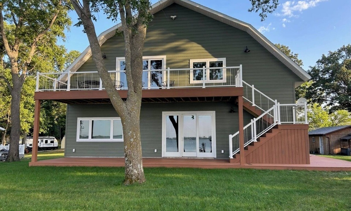 The Lakes Cabin | Bare Feet Retreat New, 2nd Floor 3-BR, 2 bath lakefront house on Lake Shetek