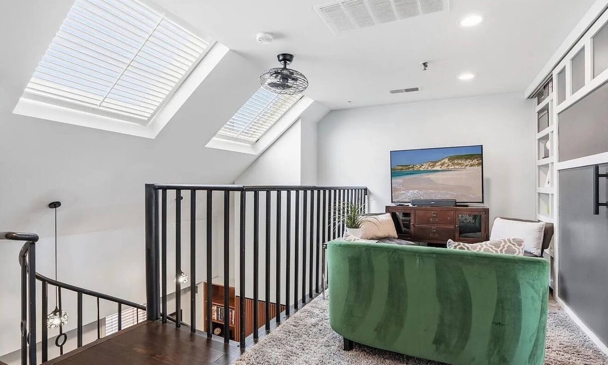 Old Town Alexandria Apartment | Barrister One - Historic Old Town Alexandria-Two level apartment