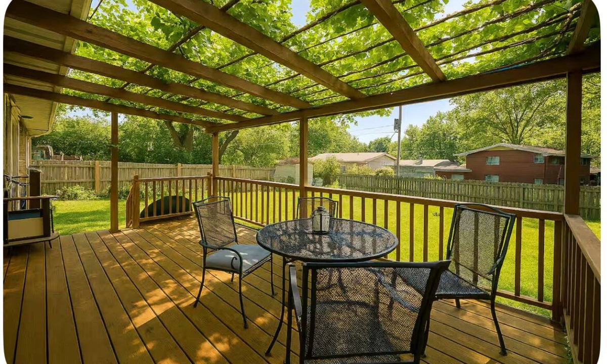 Lawrence House | Base yourselves here! 3 bes+2ba w/great yard, dual monitor workstation!