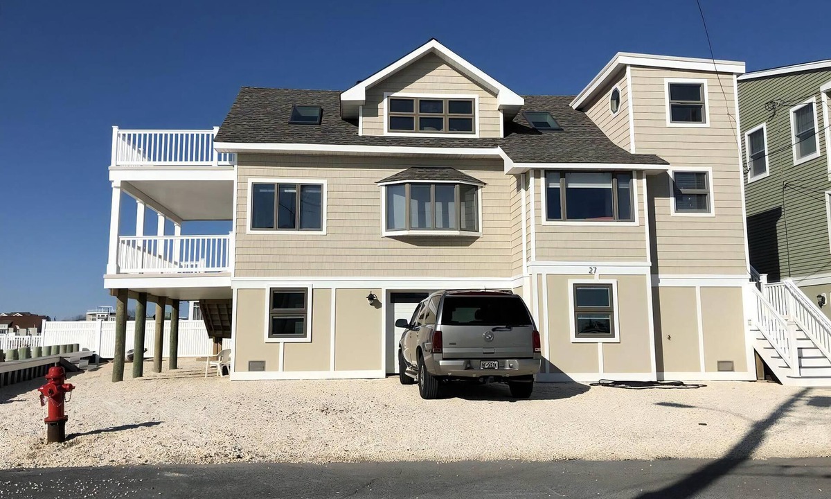 Beach Haven Gardens Apartment | Bayfront classic beach beach house