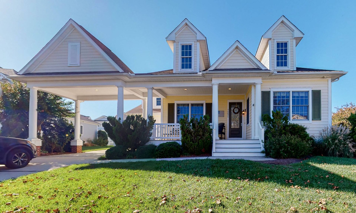 The Commons House | Bayside Resort house w/tennis/basketball court, shared sauna, & board games
