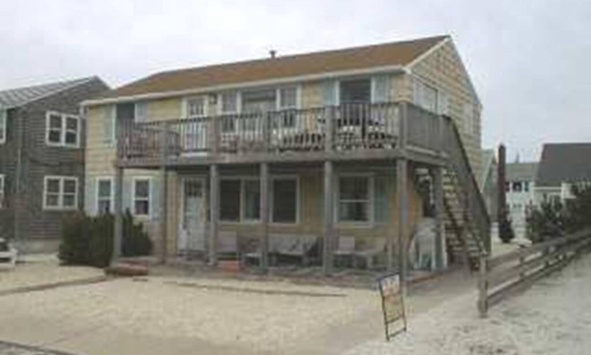 North Beach Haven House | Beach Badges. Wi/Fi W/D. O/S shower. 140057
