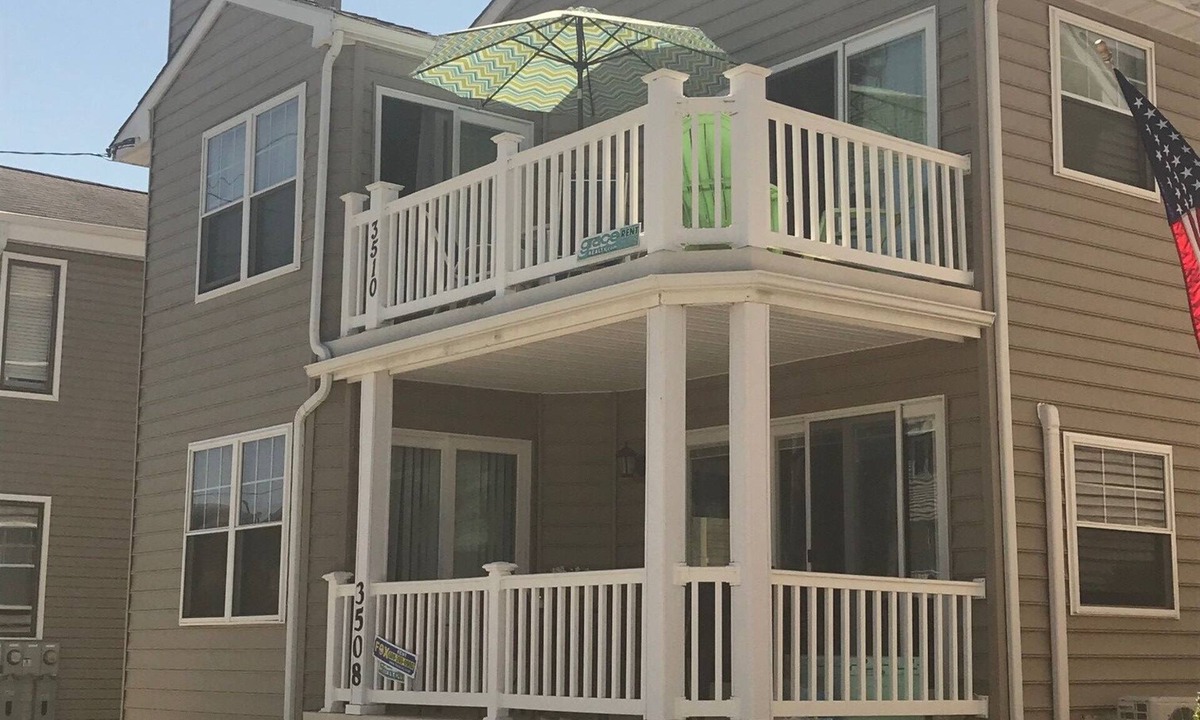 South End House | Beach Block 4BR Condo, Deck, Bikes, Beach Tags, Steps to Beach, Outdoor Shower