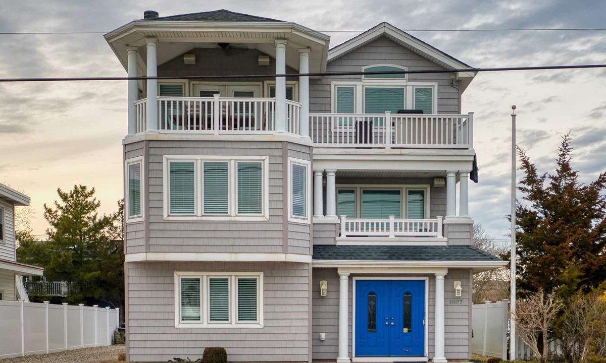 Surf City House | Beachside 8BR 1 Block from Ocean