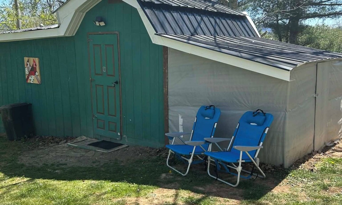 Mountain City House | Beautiful 1-bedroom Tiny house with AC in charming Mountain City
