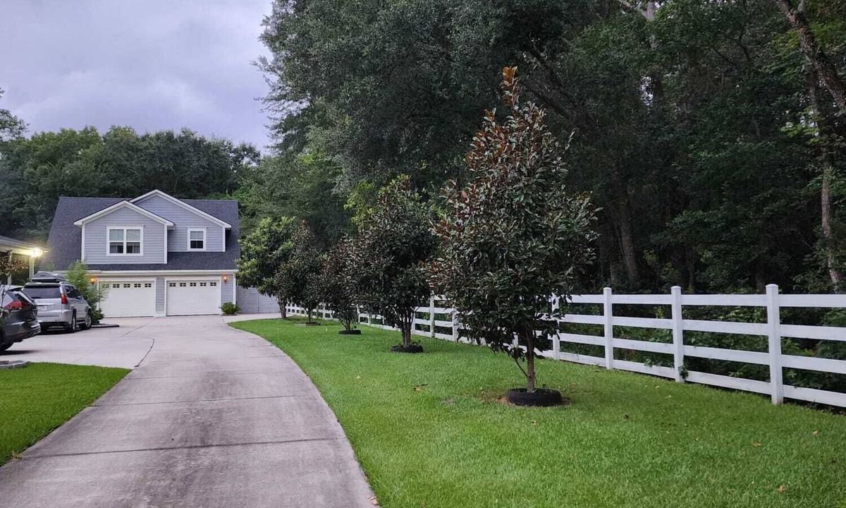 Mount Pleasant Apartment | Beautiful 2-bedroom Apartment above Garage with AC in charming Mount Pleasant