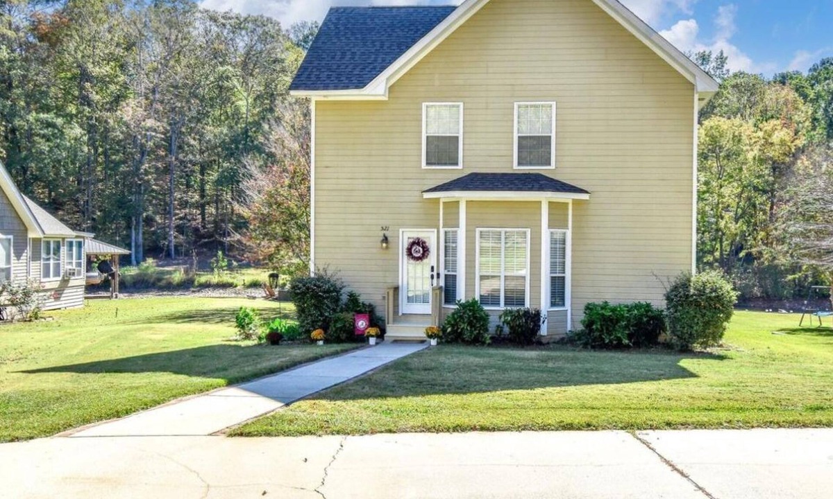 Dadeville House | Beautiful 2 Story Water Front Home inside the Gates of Stillwater Resort!