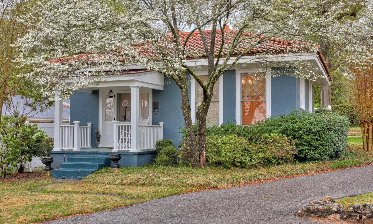 Summerville Cottage | Beautiful 2bedroom cottage with full kitchen, dining area, laundry, 3 TVs, a/c