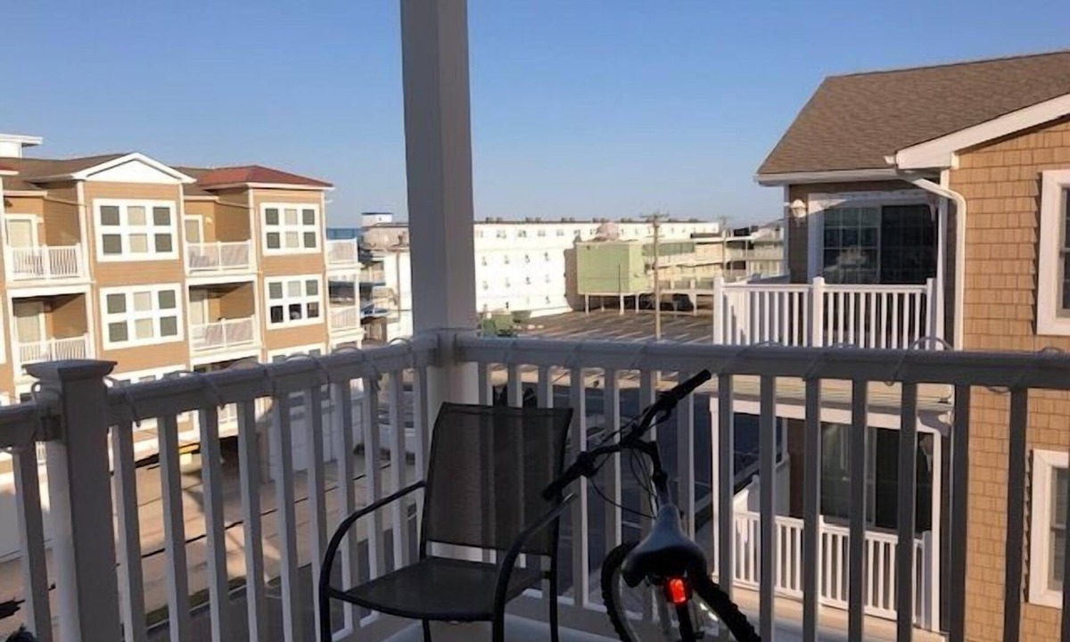 Wildwood Crest Condo | Beautiful 3 bedroom, 2 bath condo with pool in Wildwood Crest!