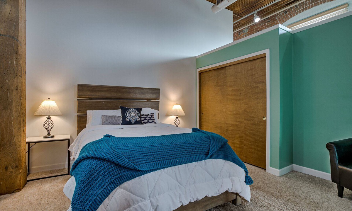 Old Market Condo | Beautiful Brick Walls & Large Window- Sleeps 8- FREE PARKING!