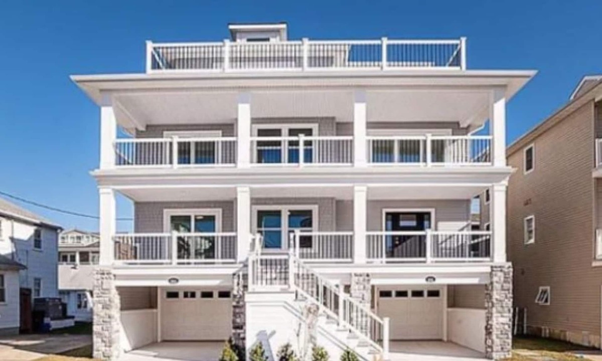 North End Condo | Beautiful Condo, 10 houses from beach/boardwalk, AMAZING BEDS!